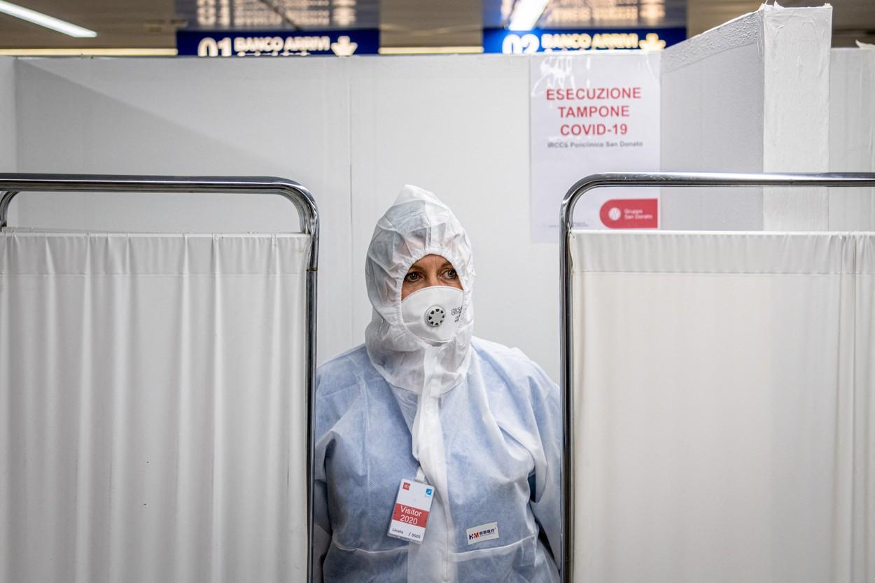 Medic italian Medic italian priveşte în aeroportul din Milano