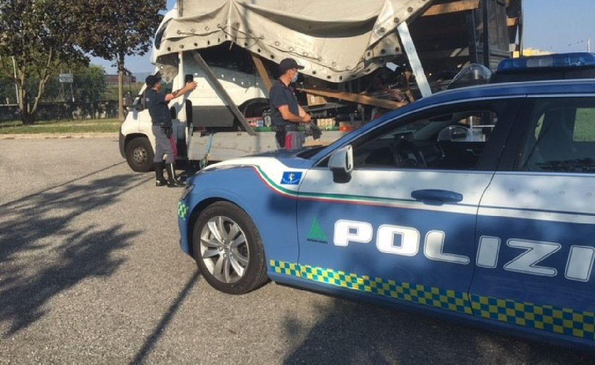 Șofer român prins cu un Iveco Daily demontat în bucăți la el în camion, în Italia