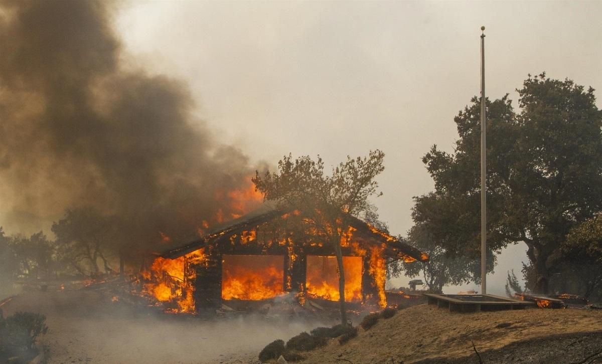 Casă în flăcări în California