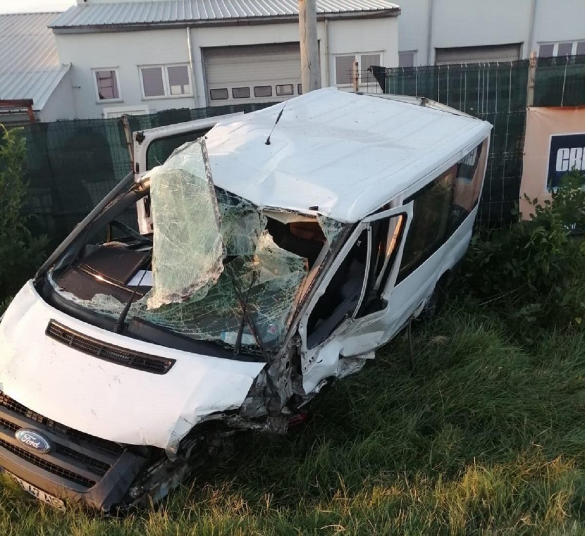 Mașină tăiată în două după impactul cu un microbuz, la Pielești. Nouă pasageri au ajuns la spital