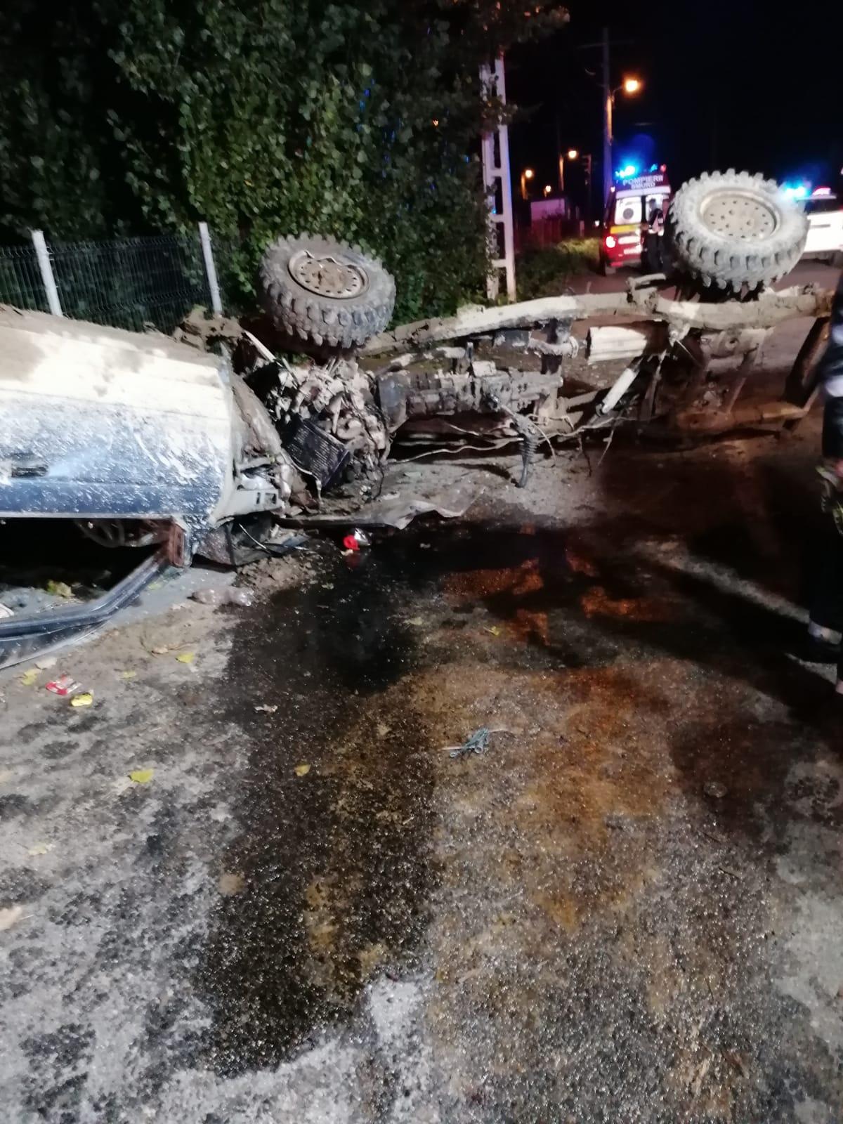Jeep înfipt într-un stâlp de beton din Baia Mare, caroseria a sărit de pe șasiu