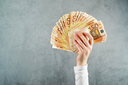 Ea a fost arestată preventiv, după ce a păcălit mai multe persoane