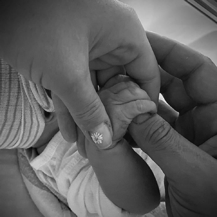 Fotografie postată pe Instagram cu mâna nou-născutului