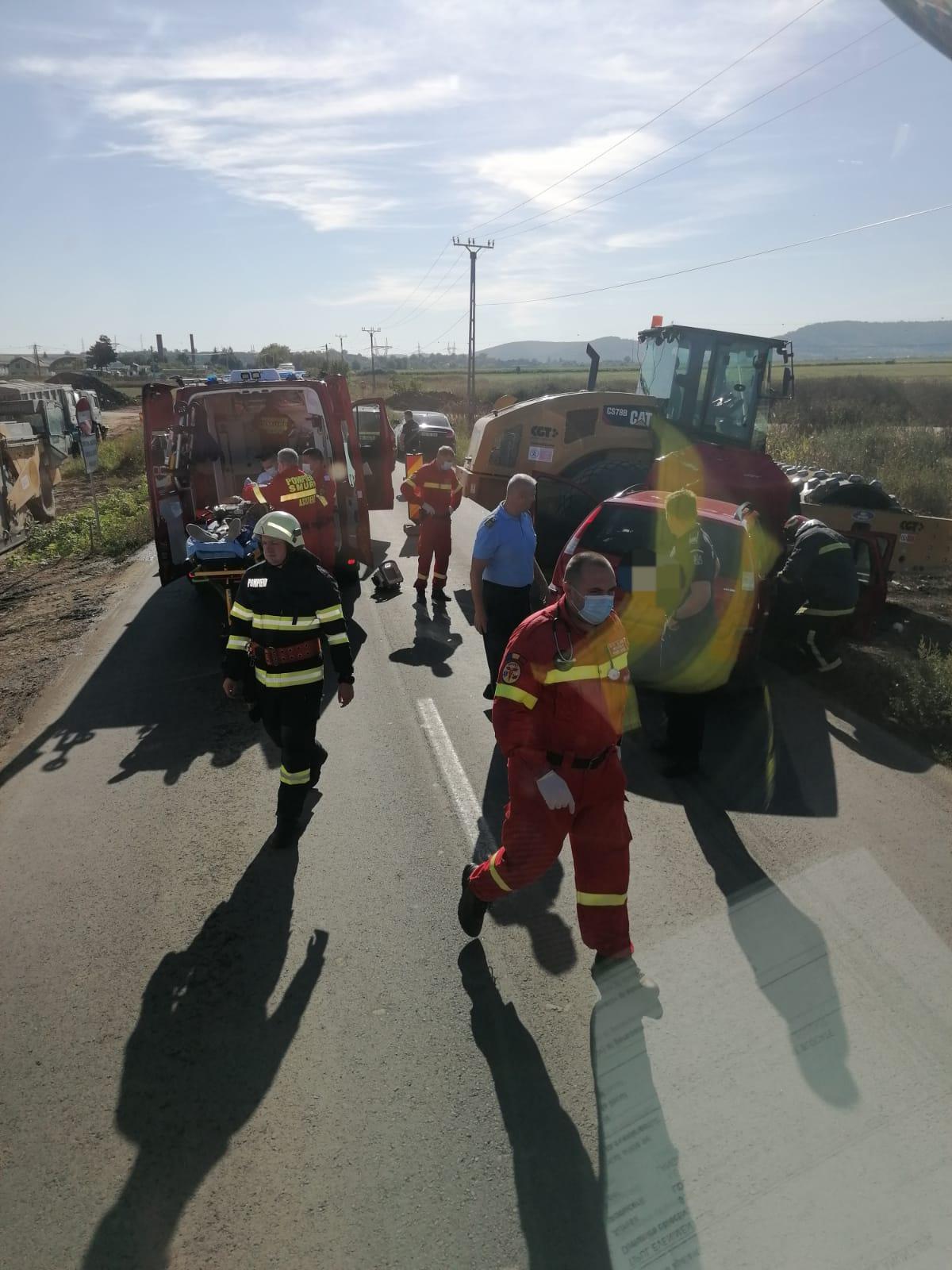 Cele patru victime au fost preluate si transportate la spital cu ambulantele aflate la fata locului.