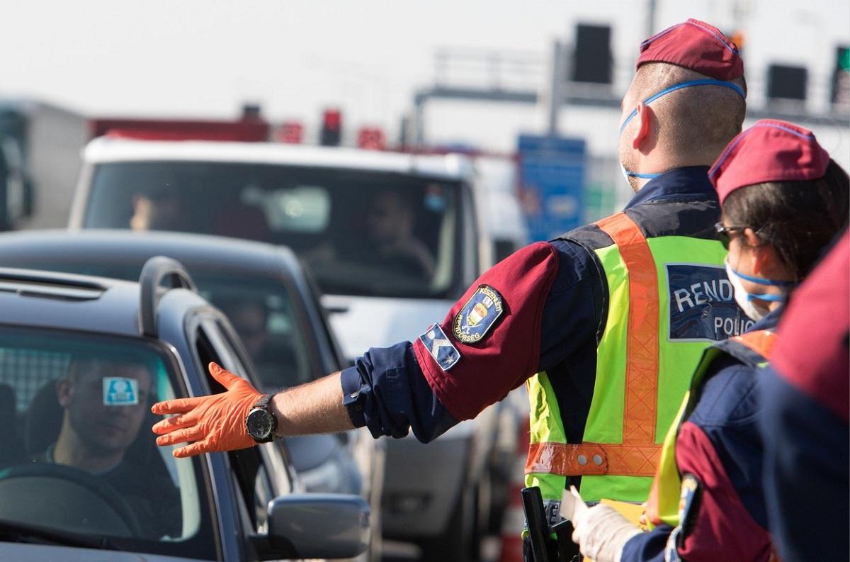 Polițist maghiar de frontieră De la 1 septembrie, Ungaria își închide granițele pentru străini