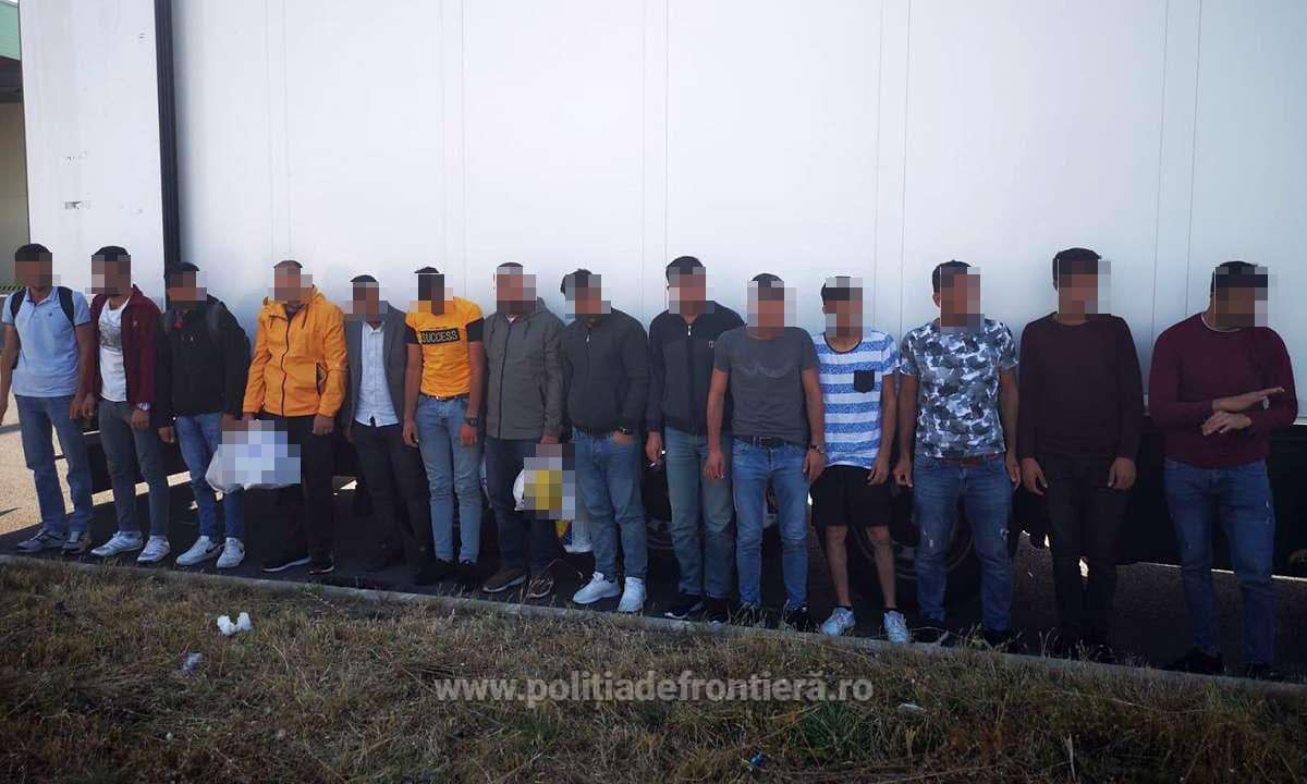 14 bărbați cu vârste cuprinse între 20 și 34 de ani, ascunși în camionul turcului