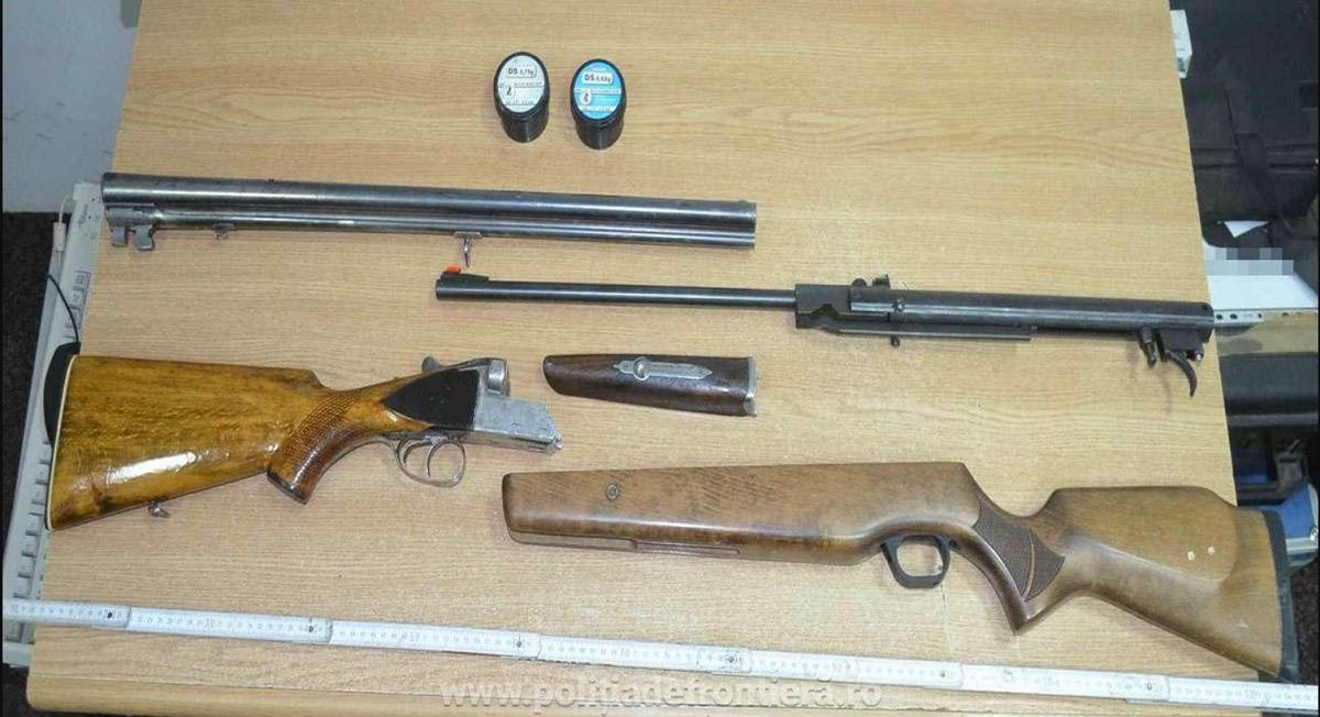 Arme descoperite cu ajutorul unui câine specializat în detectarea de explozibil Armele de vânătoare au fost confiscate