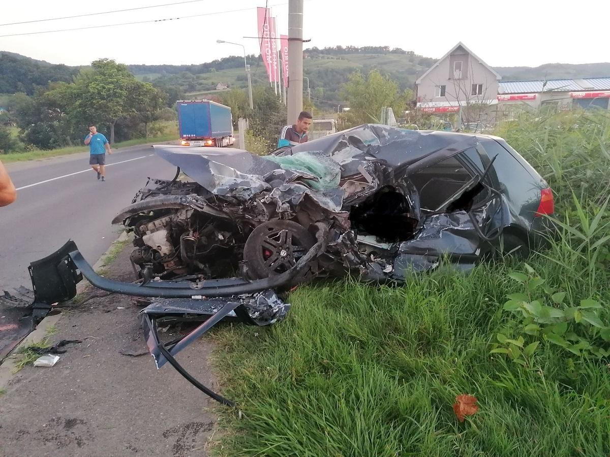 Accident mortal în Mediaș: Un tânăr a intrat cu mașina într-un TIR