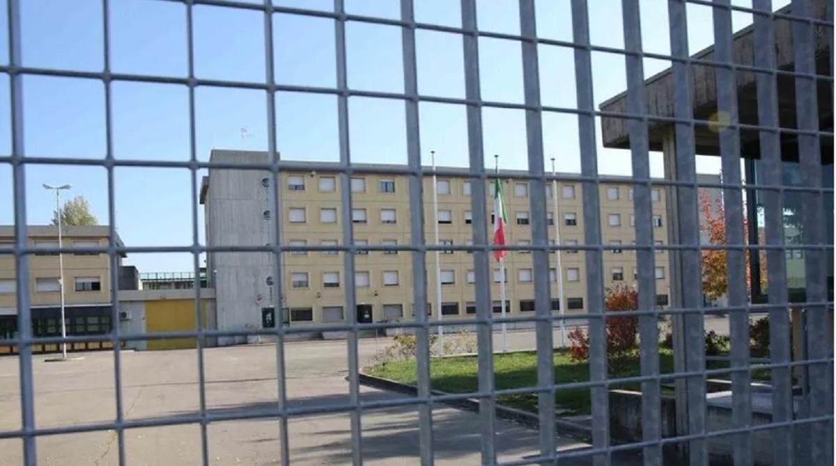 Un român și-a dat foc la celulă și a bătut patru gardieni într-o închisoare din Italia Românul implicat în incident are 24 de ani