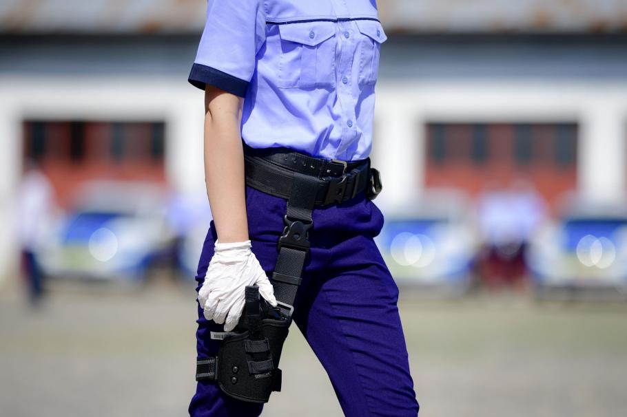 Polițistă O tânără polițistă sub acoperire ar fi fost trădată de colegii ei, susține Adriana Săftoiu