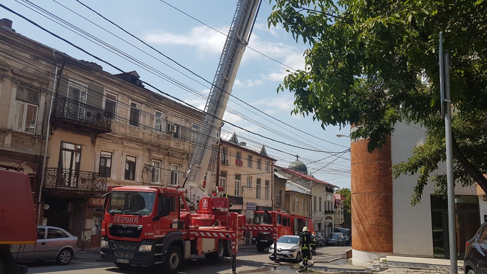 Incendiu într-un bloc din centrul Craiovei. Intervenție dificilă a pompierilor (video)