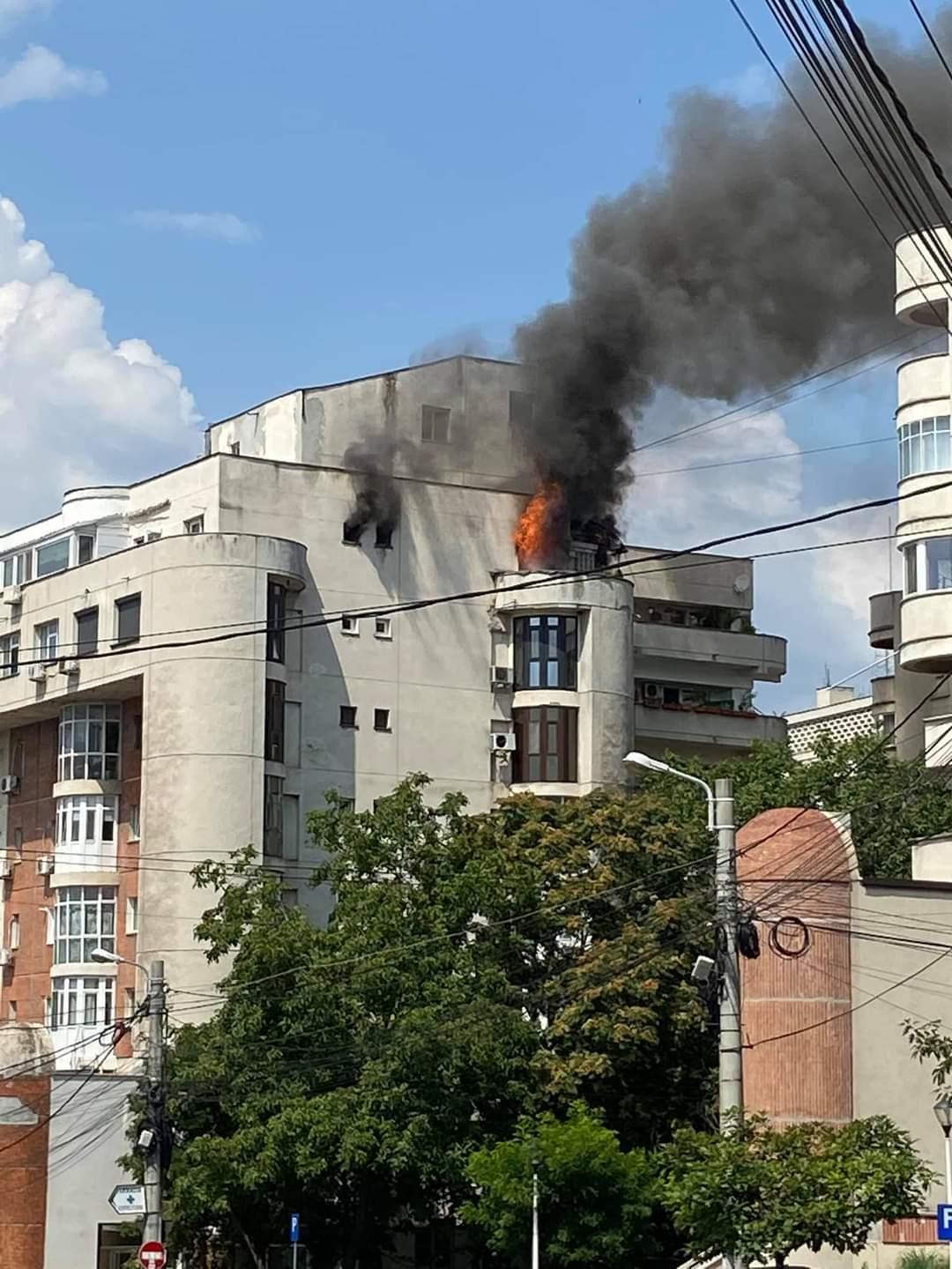 Incendiu într-un bloc din centrul Craiovei. Intervenție dificilă a pompierilor (video)