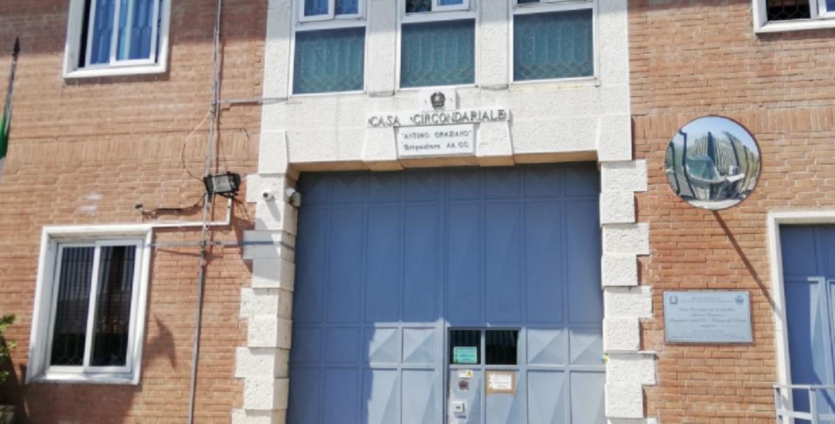 Deținut român, spitalizat în stare gravă după ce a fost înjunghiat de un marocan într-o închisoare din Italia Deținutul român are 21 de ani