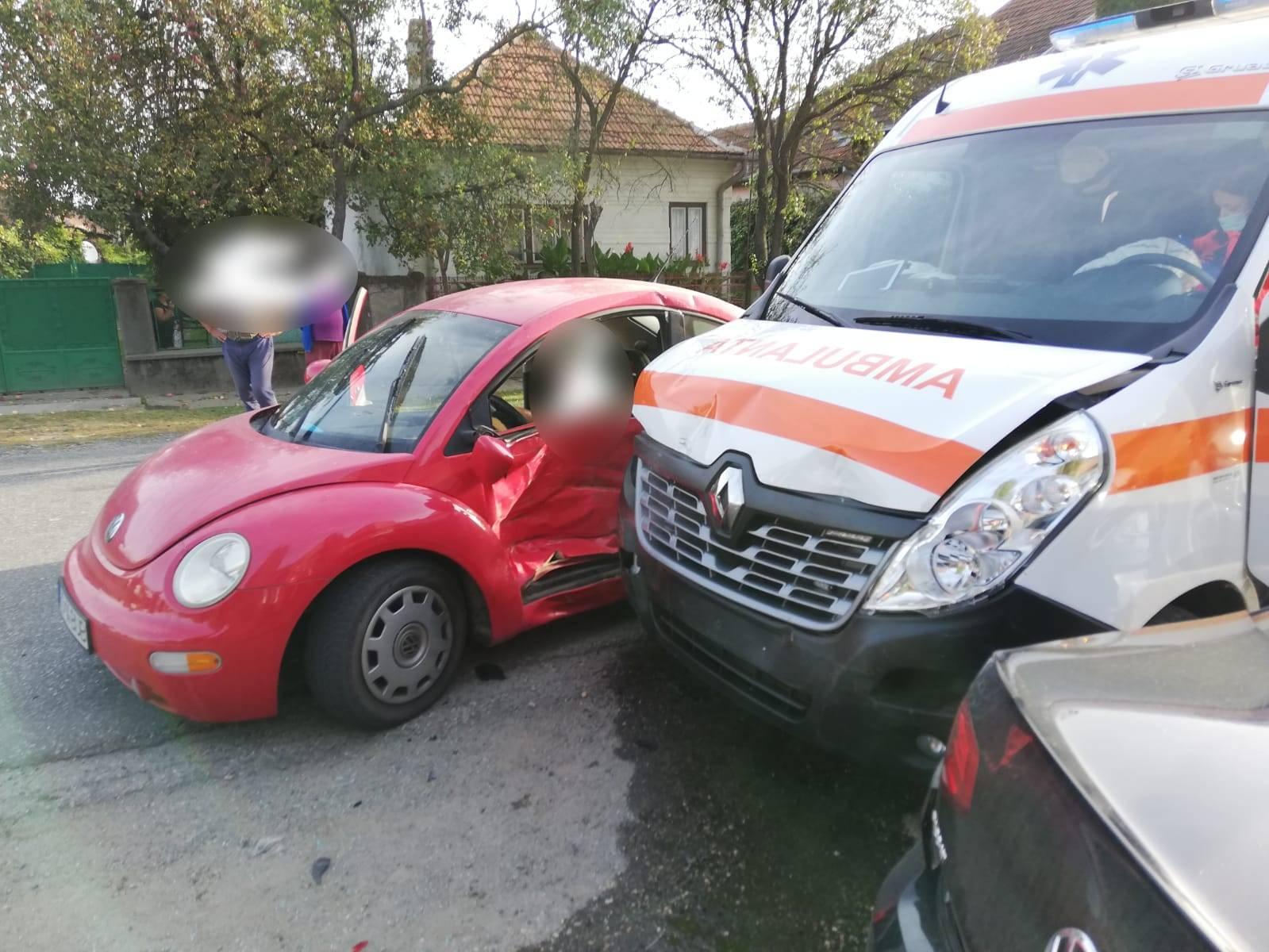 Ambulanță în misiune lovită de o șoferiță de 54 de ani