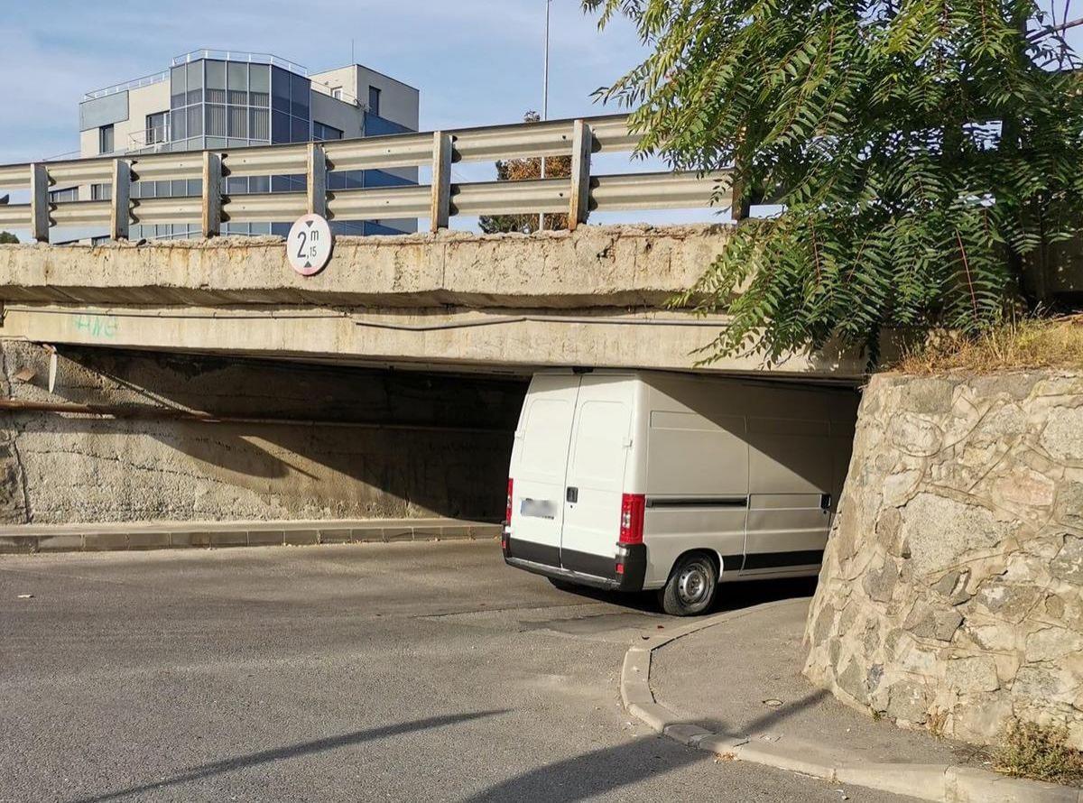 Un șofer a rămas înțepenit cu duba în pasajul de sub Calea Turzii din Cluj