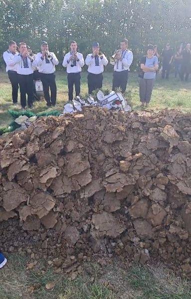 Colegii de breaslă au petrecut-o cu cântece de jale și de nuntă pe ultimul drum