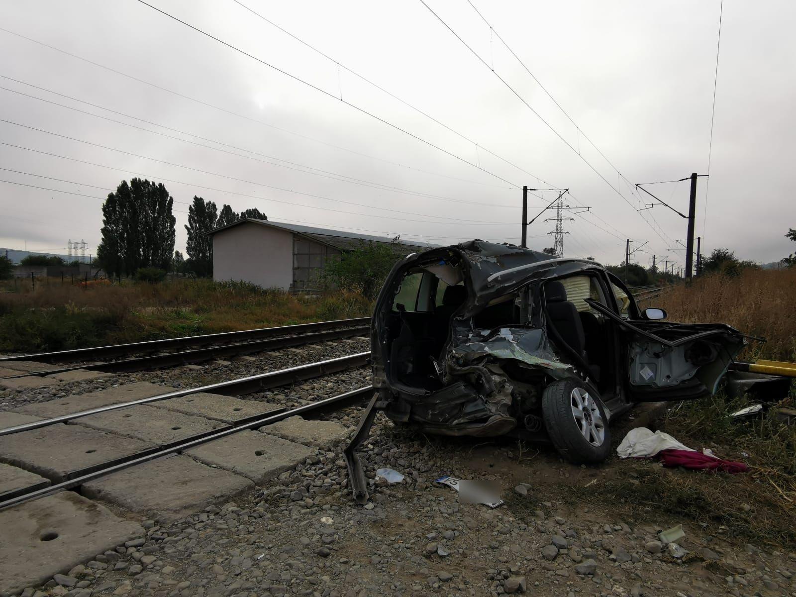 Volkswagen spulberat de tren la Bacău, șoferul a scăpat cu viață din mașina făcută praf