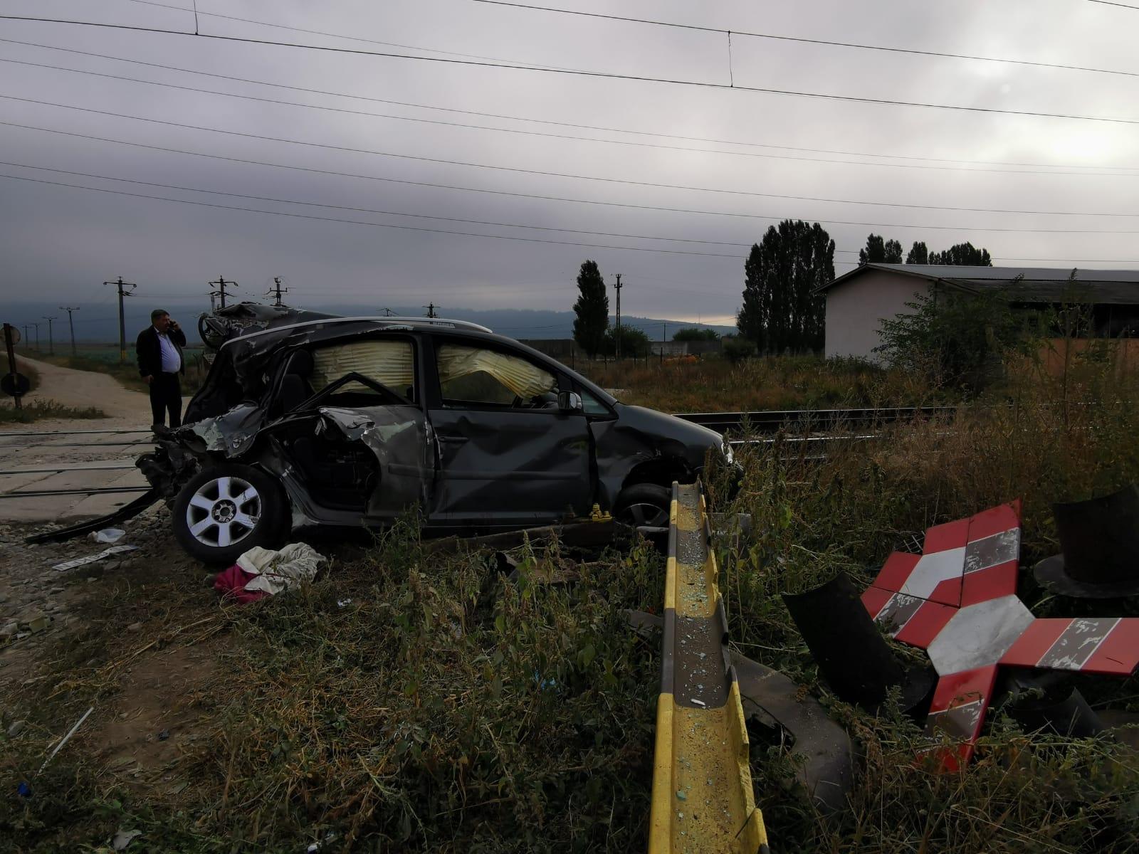 Mașina a fost lovită de un tren care circula pe relația Adjud-Bacău.