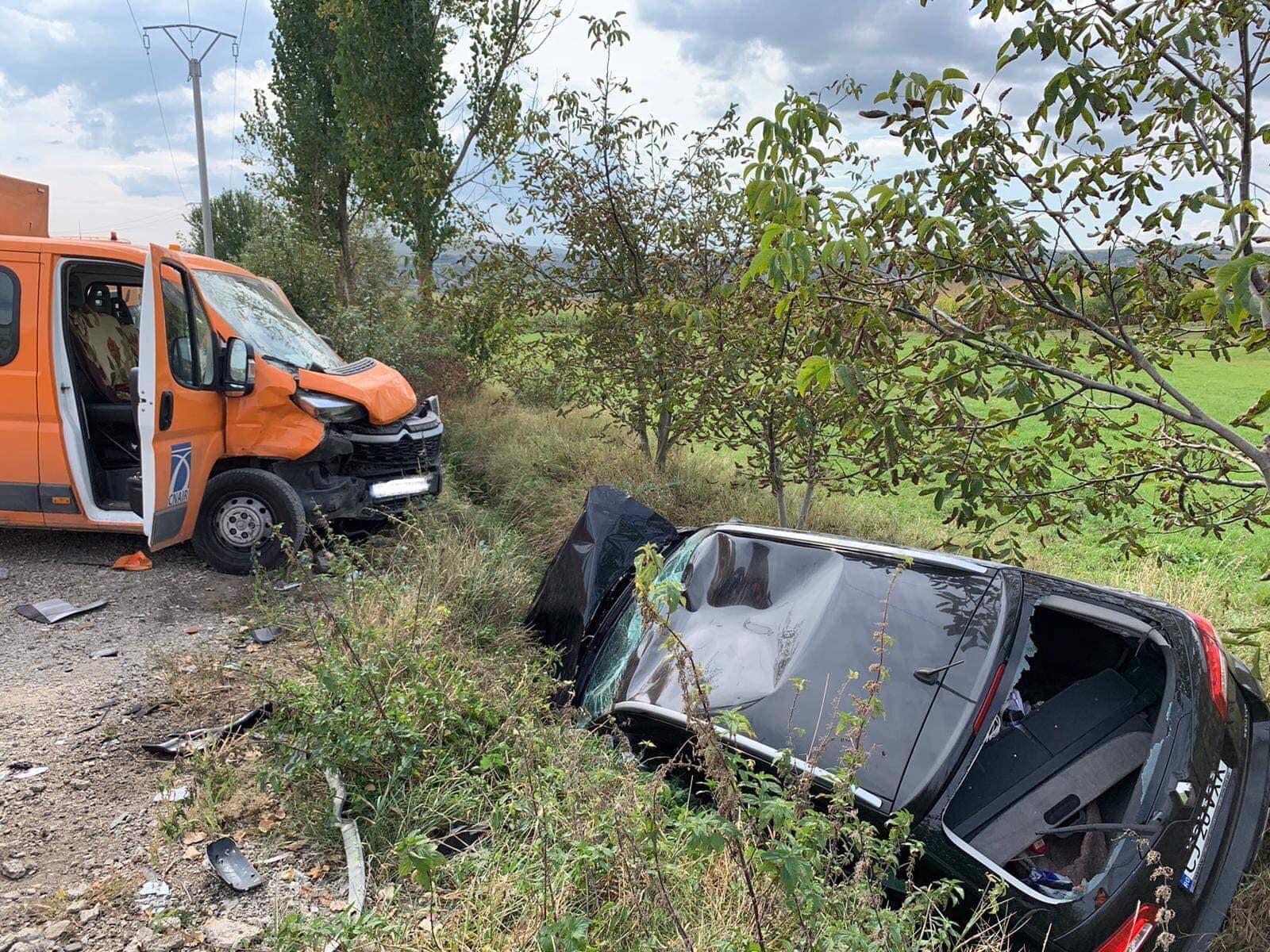 In accident au fost implicate o autoutilitară și un autoturism