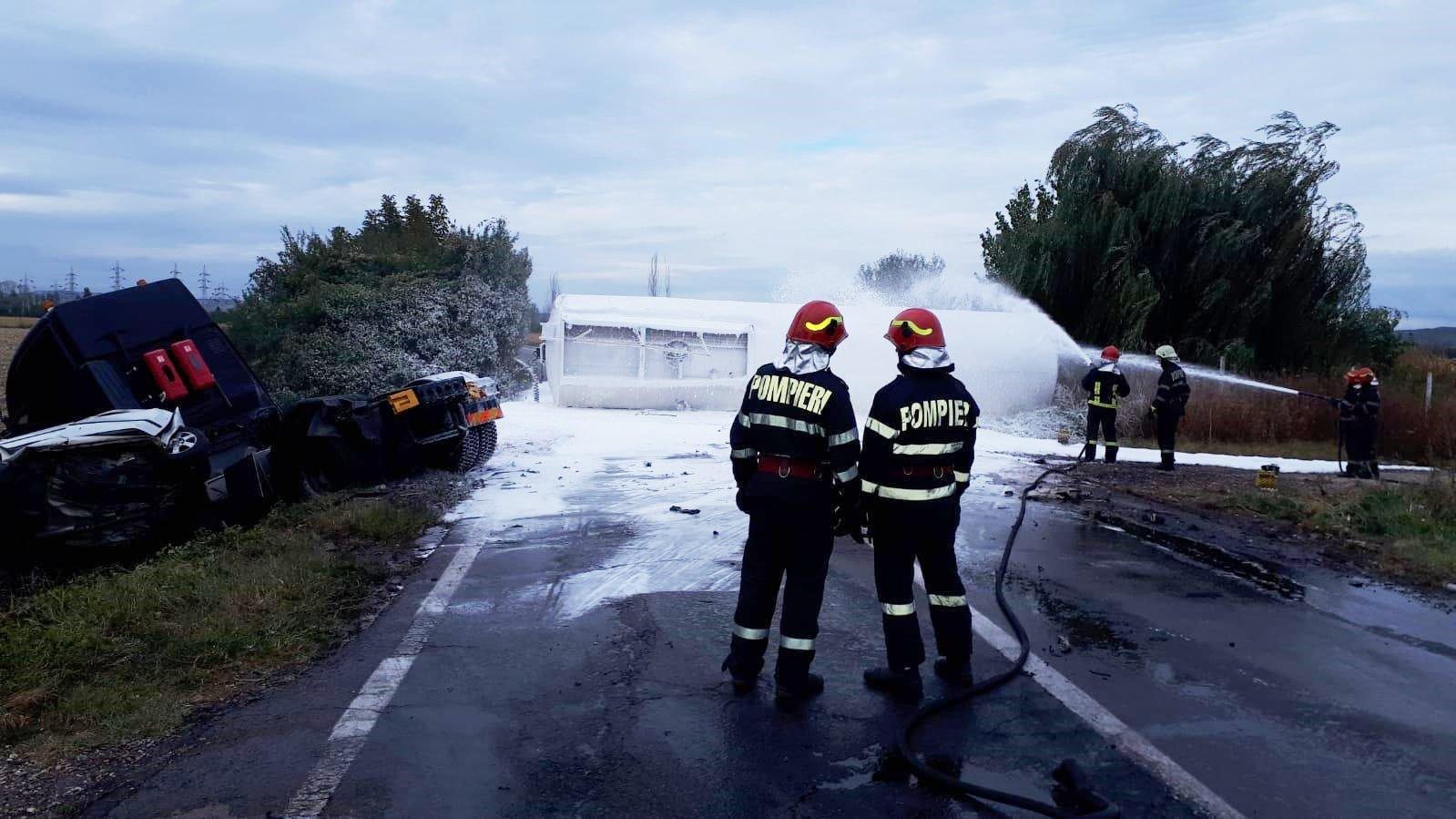 Cisternă cu zeci de tone de kerosen răsturnată lângă Ploiești, există pericol de explozie