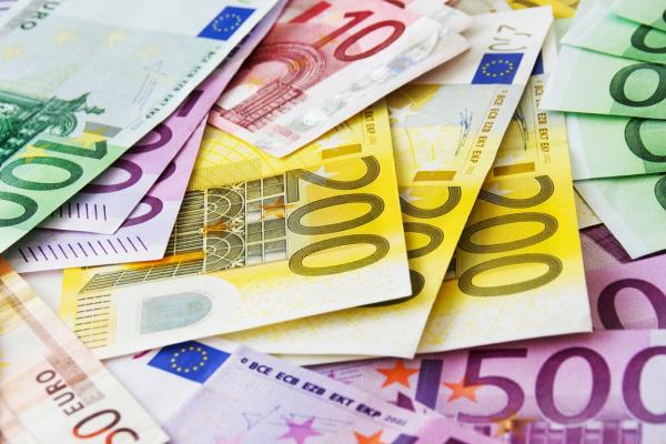 Bancnote euro de diferite culori