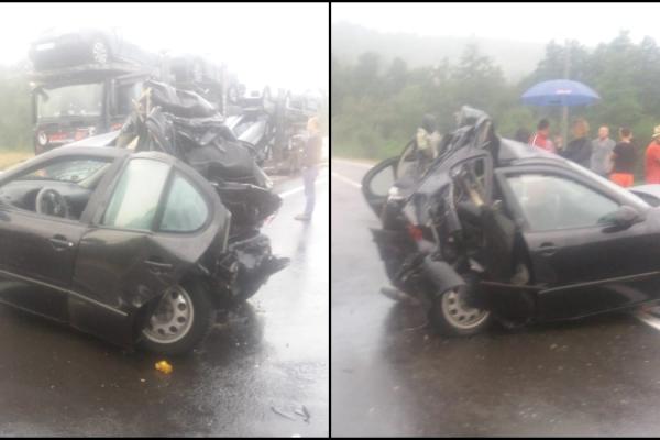 Doi morți într-o mașină strivită la impactul cu un camion, între Perșani și Codlea