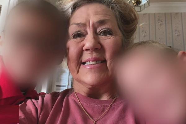Doi copii de 5 și 7 ani pozează alături de mama lor adoptivă