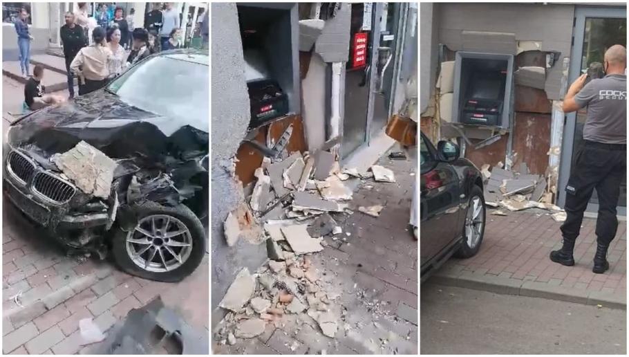 Tânăr strivit în bancomatul de pe trotuar, în Piatra Neamț Tânăr strivit în bancomatul de pe trotuar, în Piatra Neamț