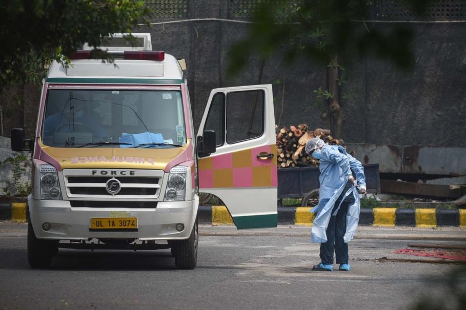 Adolescentă cu coronavirus, batjocorită în ambulanța care o ducea la spital, în India Adolescentă cu coronavirus, batjocorită în ambulanța care o ducea la spital, în India