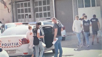 Polițiștii i-au reținut pe tinerii bătăuși