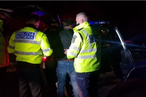 Șofer amendat de patru ori și dus în cătușe la secția de poliție, la Iași, în noaptea de Revelion