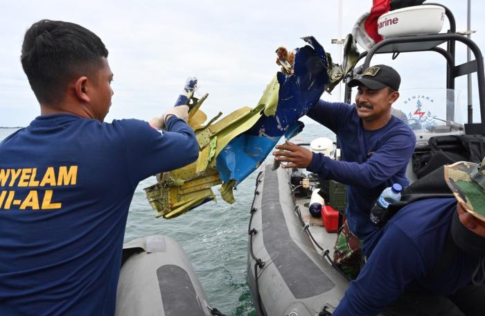 Un avion cu 62 de persoane la bord s-a prăbușit în Indonezia