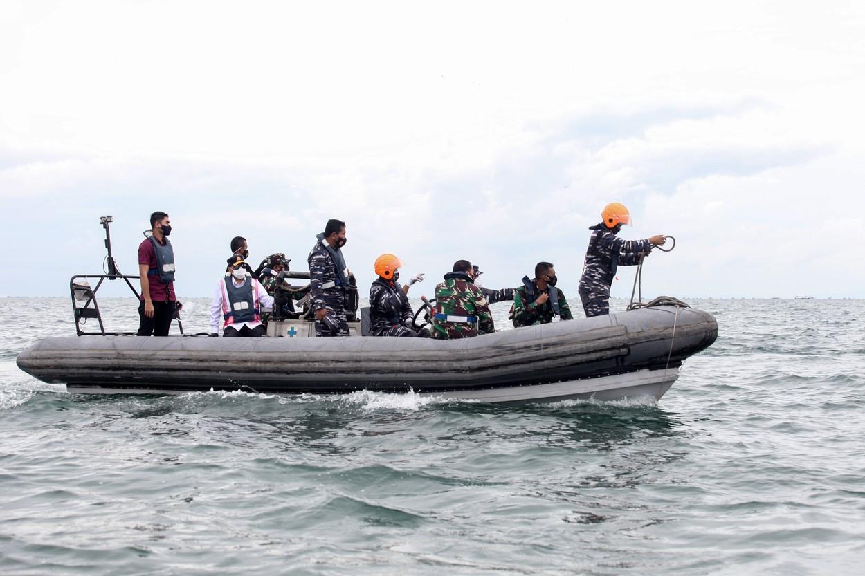 Un avion cu 62 de persoane la bord s-a prăbușit în Indonezia