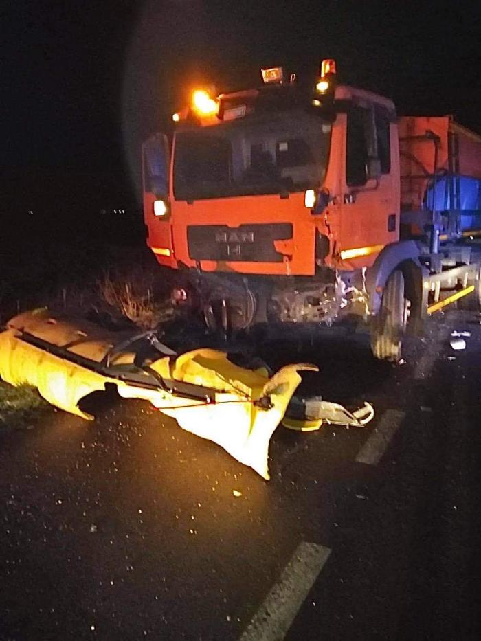 Imagini cumplite pe un drum din Timiş, după ce un şofer s-a înfipt cu maşina în lama unui utilaj de deszăpezire