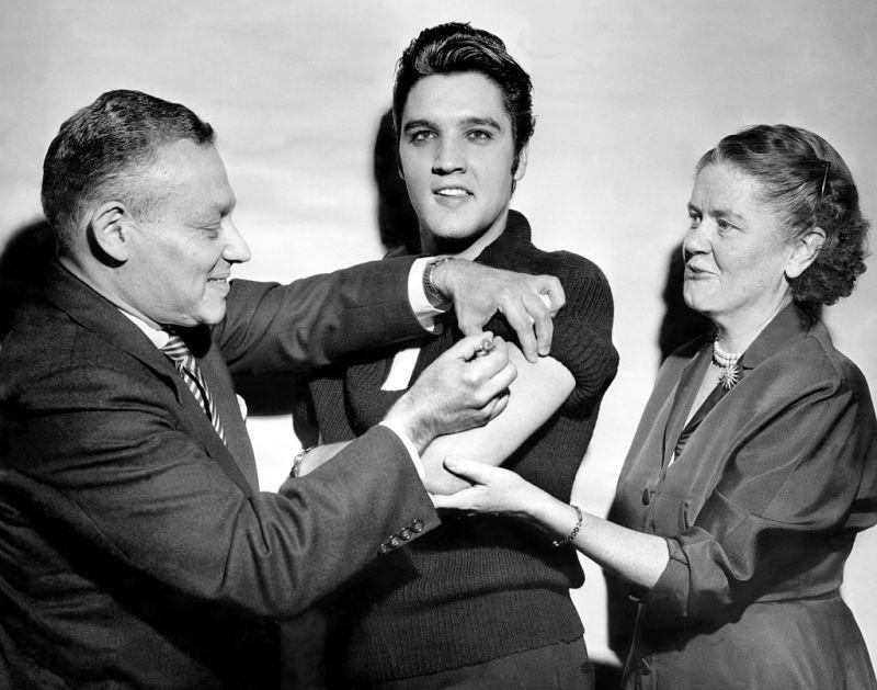 Elvis Presley, vaccinat de poliomielită în 1956