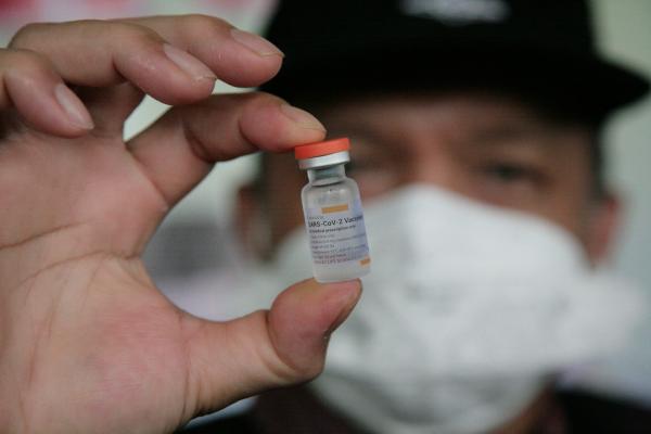 Doza unui vaccin Sinovac, prezentată de un medic din Indonezia
