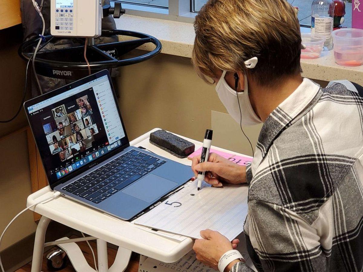 O educatoare continuă orele online în plină chimioterapie, după al doilea diagnostic de cancer: ”E o binecuvântare” O educatoare continuă orele online în plină chimioterapie, după al doilea diagnostic de cancer: ”E o binecuvântare”