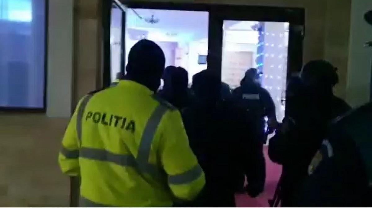 Petrecerea clandestină din Băleni s-a lăsat cu amenzi uriaşe Petrecerea clandestină din Băleni s-a lăsat cu amenzi uriaşe