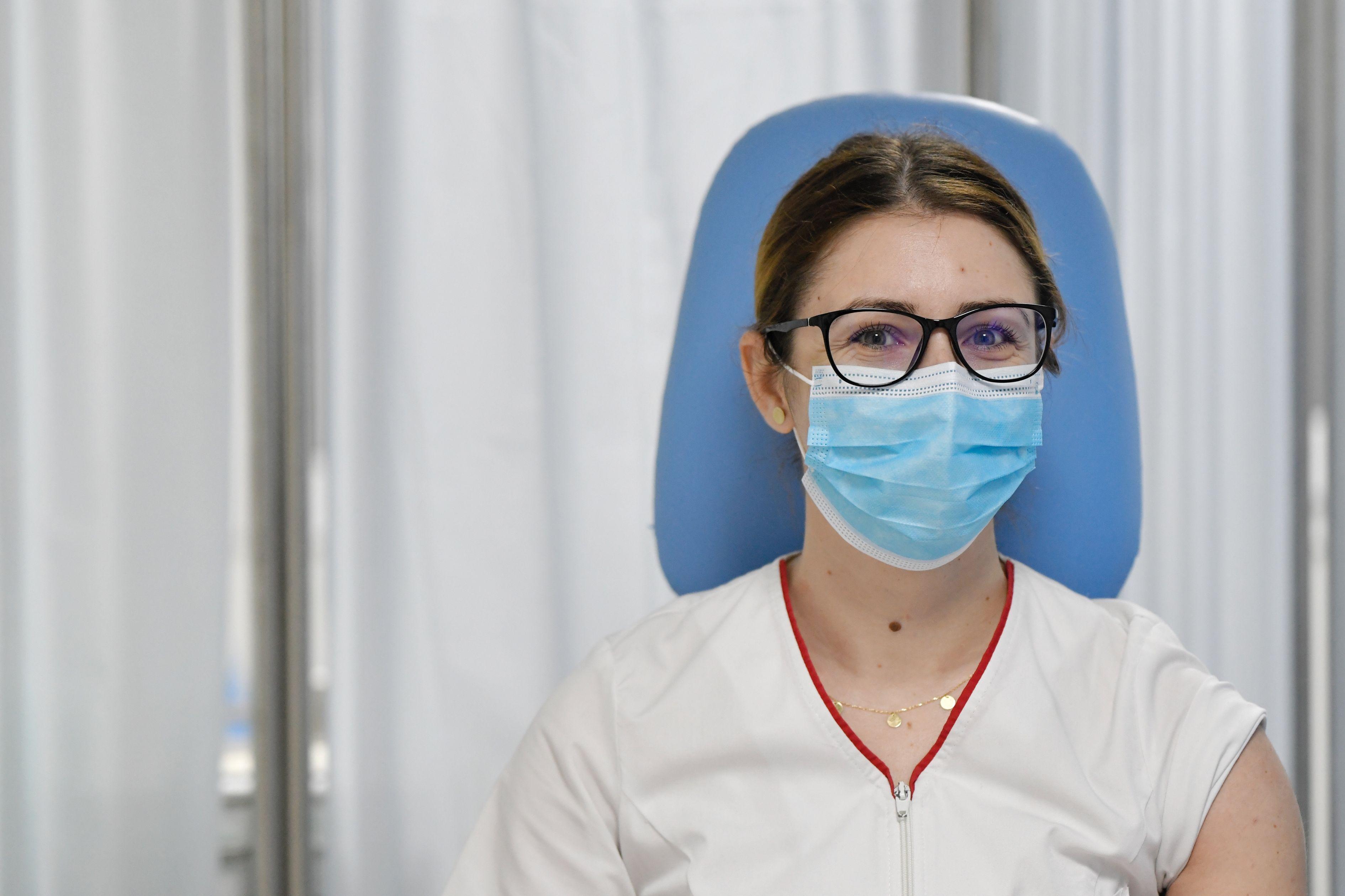 Mihaela Anghel, prima persoană vaccinată anti-Covid în România, a primit a doua doză Mihaela Anghel, prima persoană vaccinată anti-Covid în România, a primit a doua doză