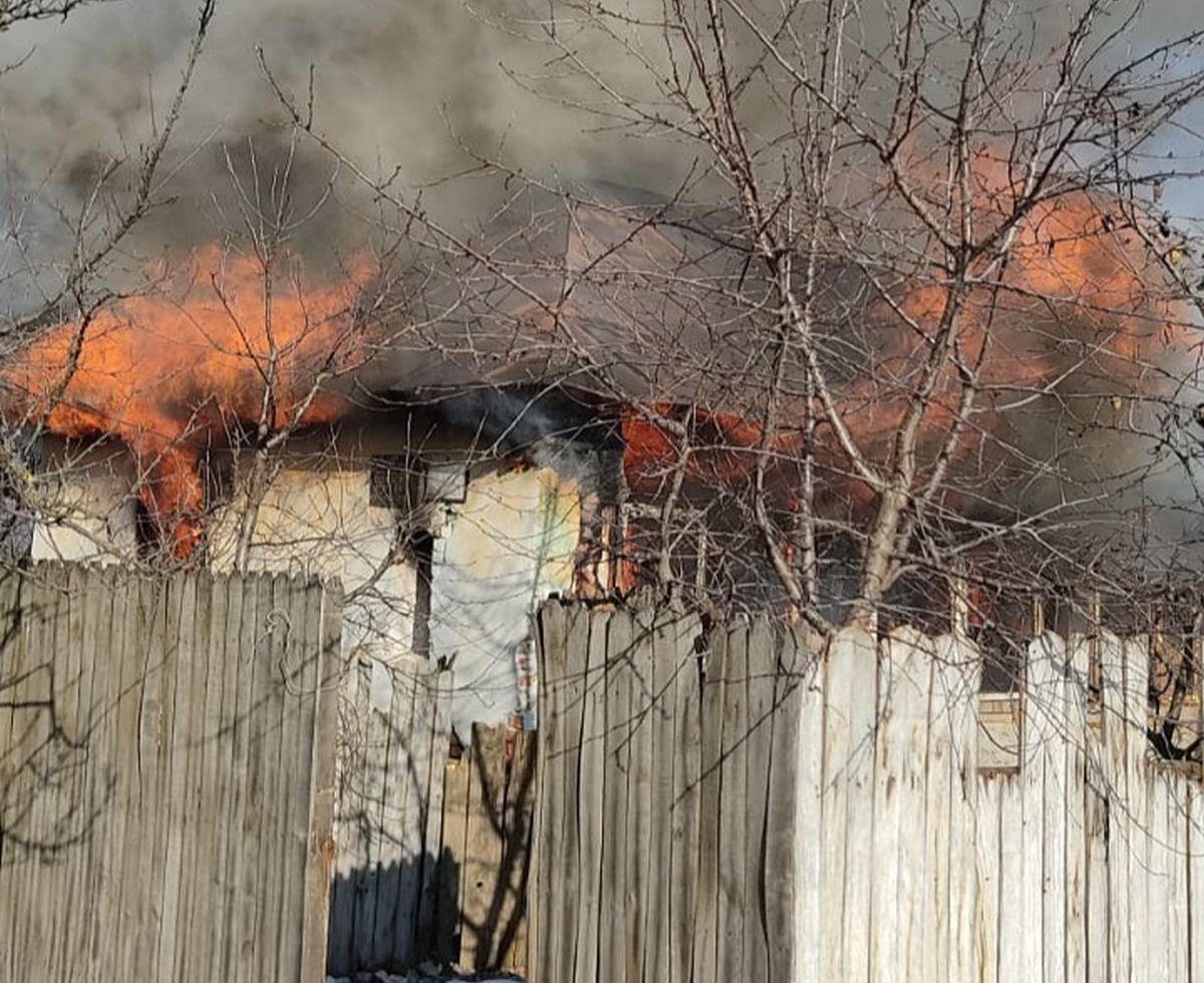 Un bărbat din Olt a sunat la 112 să anunțe că-i arde casa, pompierii l-au găsit carbonizat, în pat