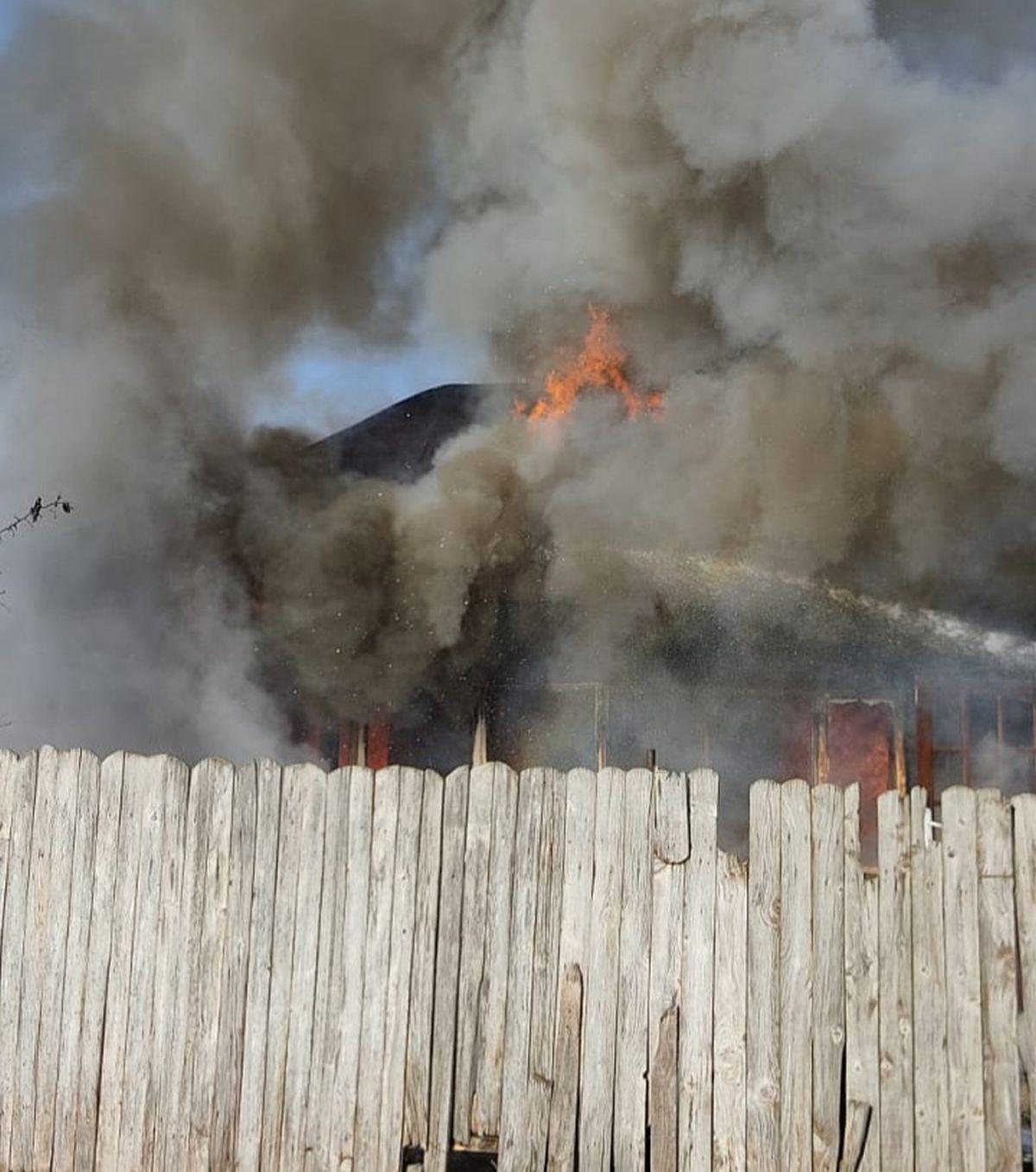 La sosirea pompierilor, locuința ardea generalizat, cu flacără și degajări mari de fum