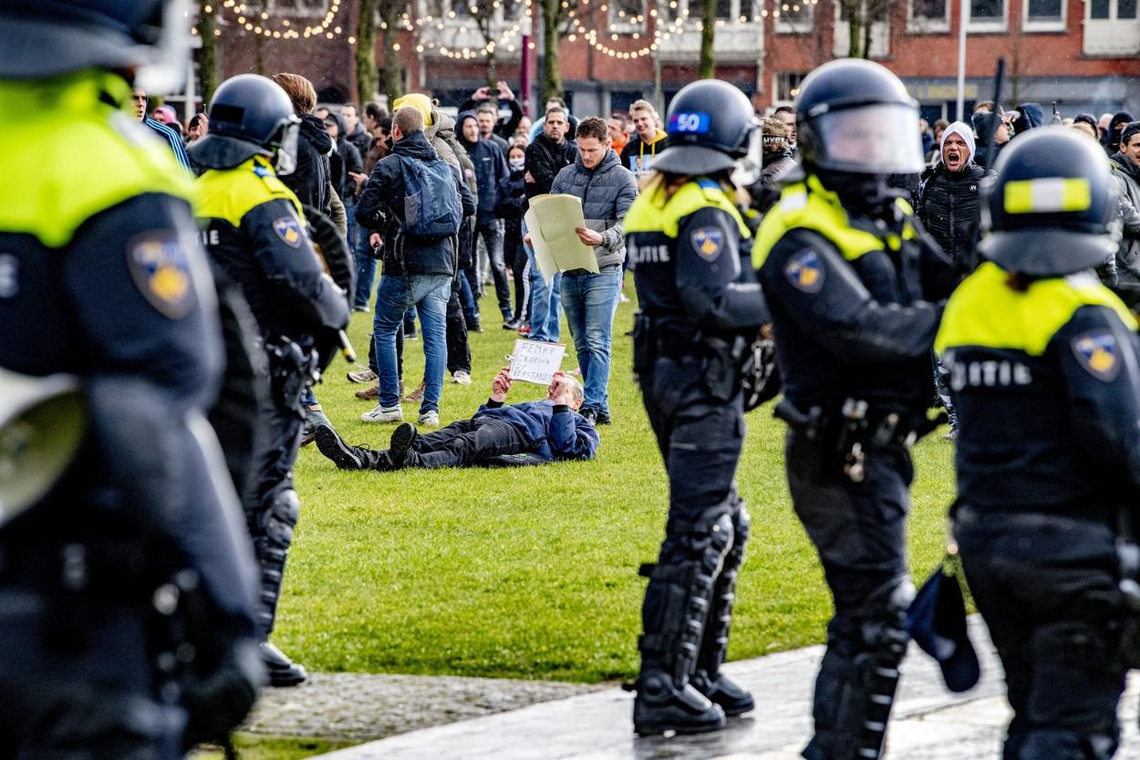 Mii de persoane au protestat în Amsterdam împotriva restricțiilor COVID