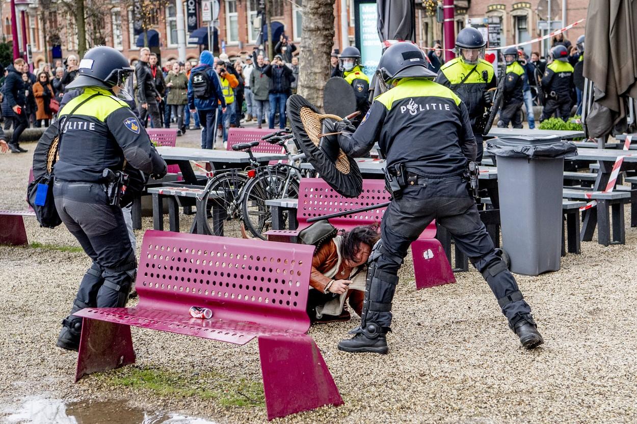 Mii de persoane au protestat în Amsterdam împotriva restricțiilor COVID