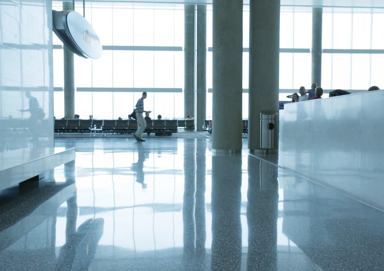 Barbat în aeroport