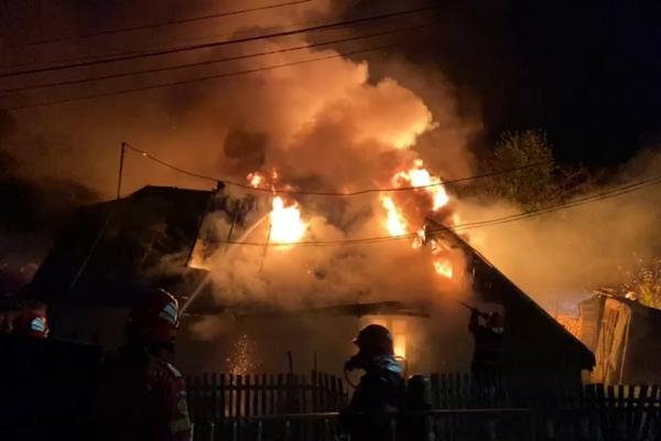Un bebeluş de 5 luni a murit, în Neamţ, după ce a luat foc patul pus lângă sobă