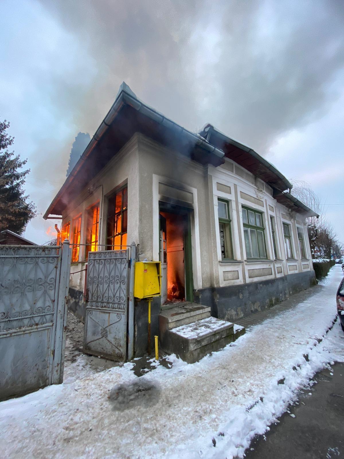Casa familiei de șapte persoane a fost cuprinsă de flăcări, luni dimineață