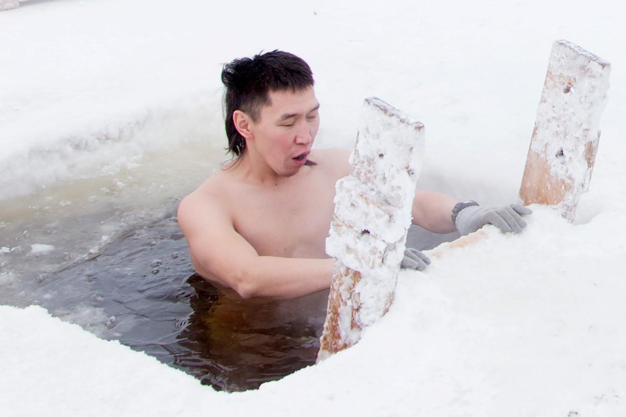 Un tânăr se scaldă în apa înghetață, la Yakutsk