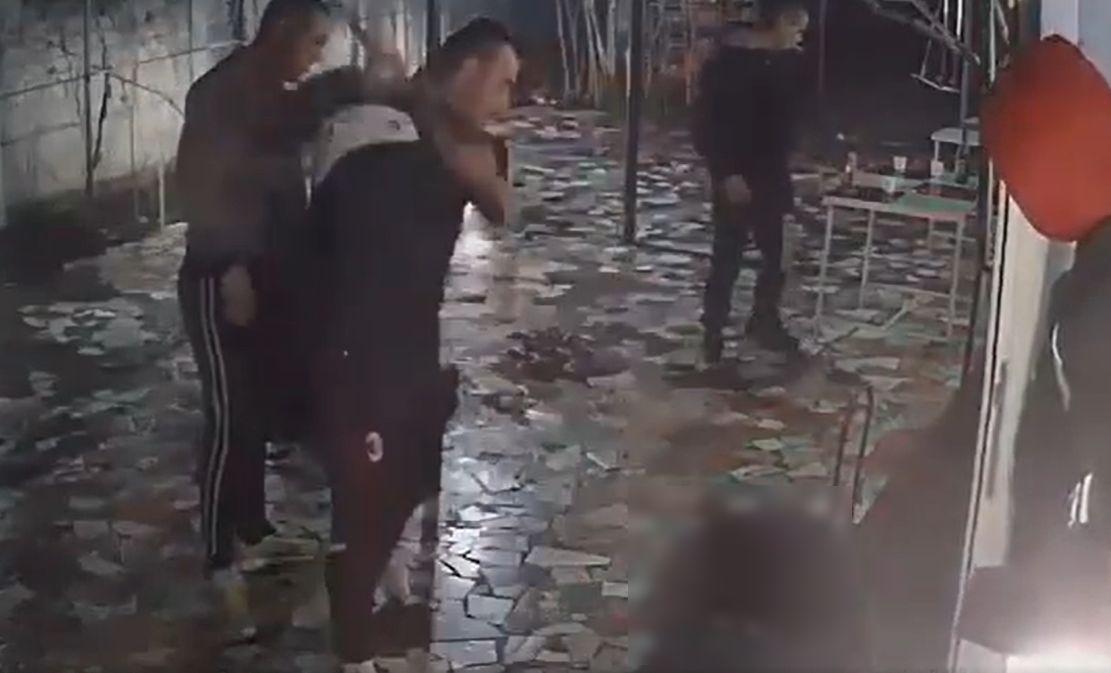 Bărbat rupt în bătaie cu ranga, pe terasa unui bar, în Olt. Agresorul nu s-a oprit nici când victima a încetat să se apere Bărbat rupt în bătaie cu ranga, pe terasa unui bar, în Olt. Agresorul nu s-a oprit nici când victima a încetat să se apere