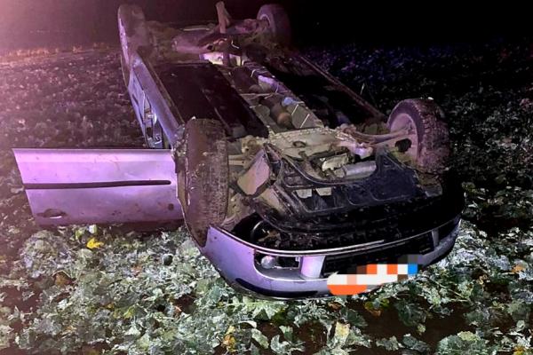Tânăra a pierdut controlul volanului și a ajuns cu mașina pe un câmp