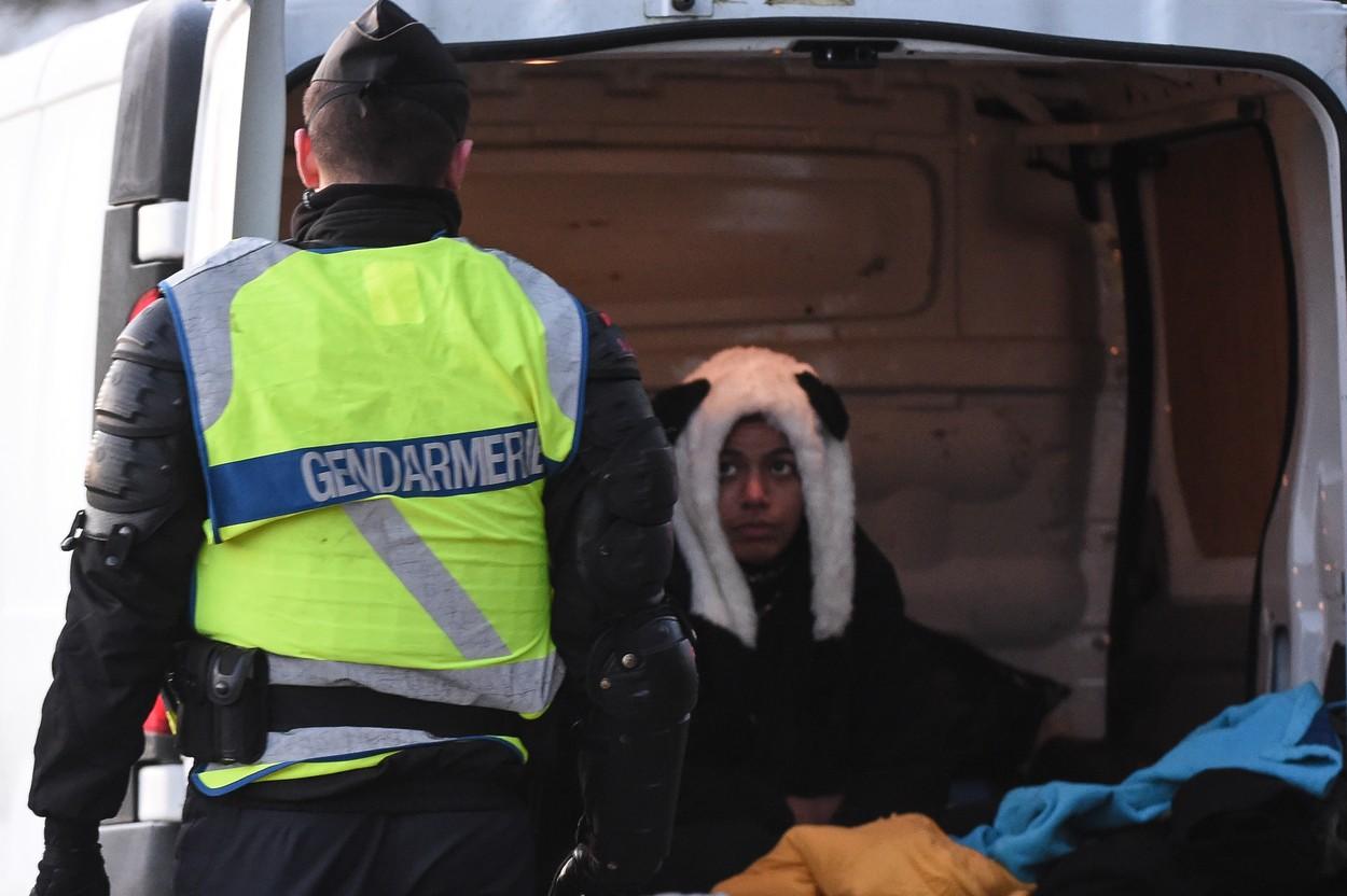 Petrecăreții au dormit în mașini pentru a fi siguri că distracția continuă și a doua zi. Petrecăreții au dormit în mașini pentru a fi siguri că distracția continuă și a doua zi.